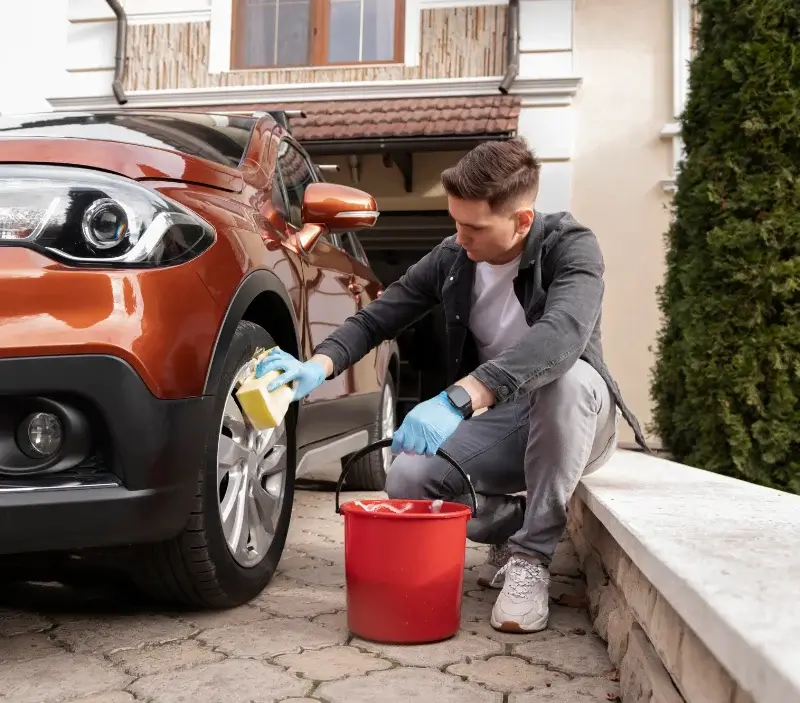 Lavage auto à domicile Savignac-les-Ormeaux : professionnel intervenant sur un véhicule